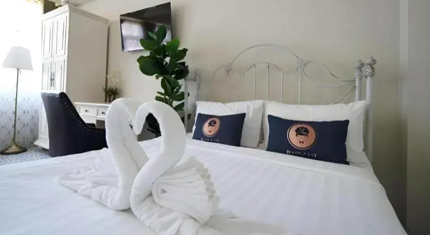 Bed in 2499 Heritage Chinatown Bangkok Hotel By RoomQuest Bed in 2499 Heritage Chinatown Bangkok Hotel By RoomQuest