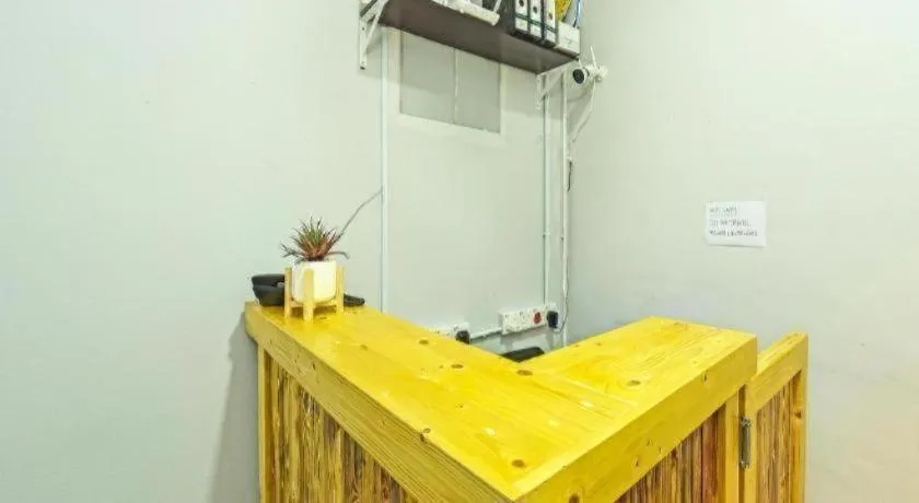 OYO 90662 The 1975 Hotel