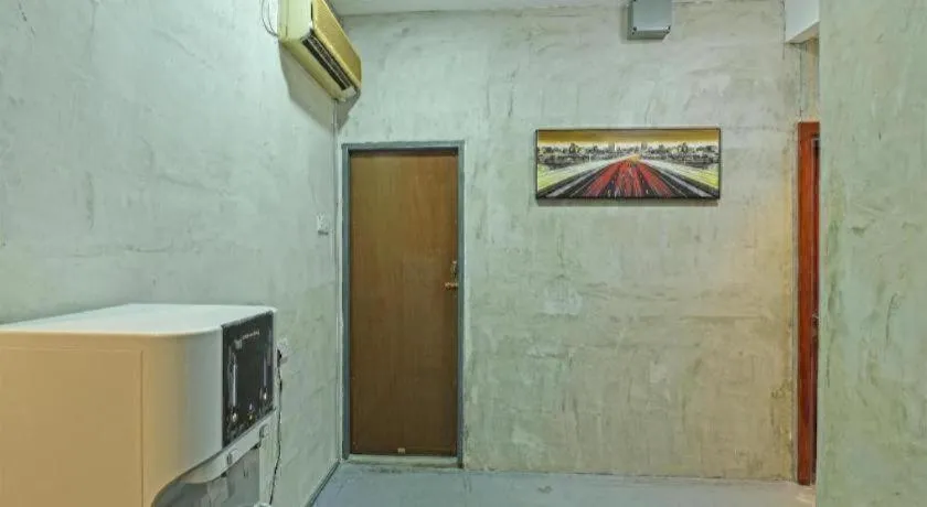 OYO 90662 The 1975 Hotel