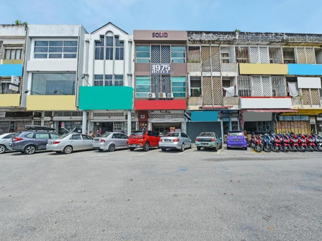 OYO 90662 The 1975 Hotel