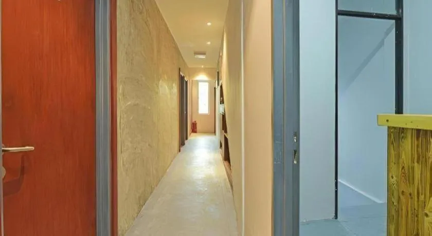 OYO 90662 The 1975 Hotel