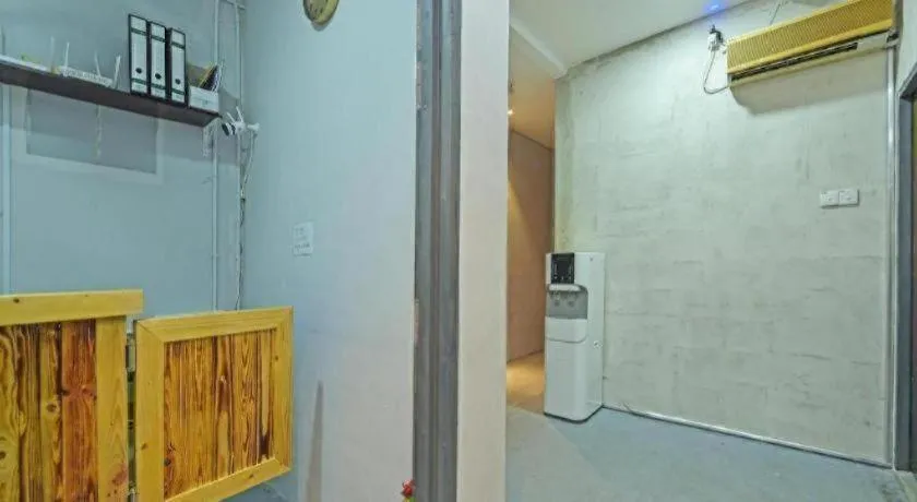 OYO 90662 The 1975 Hotel