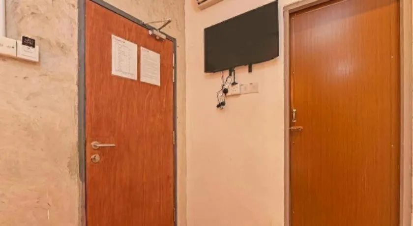 OYO 90662 The 1975 Hotel