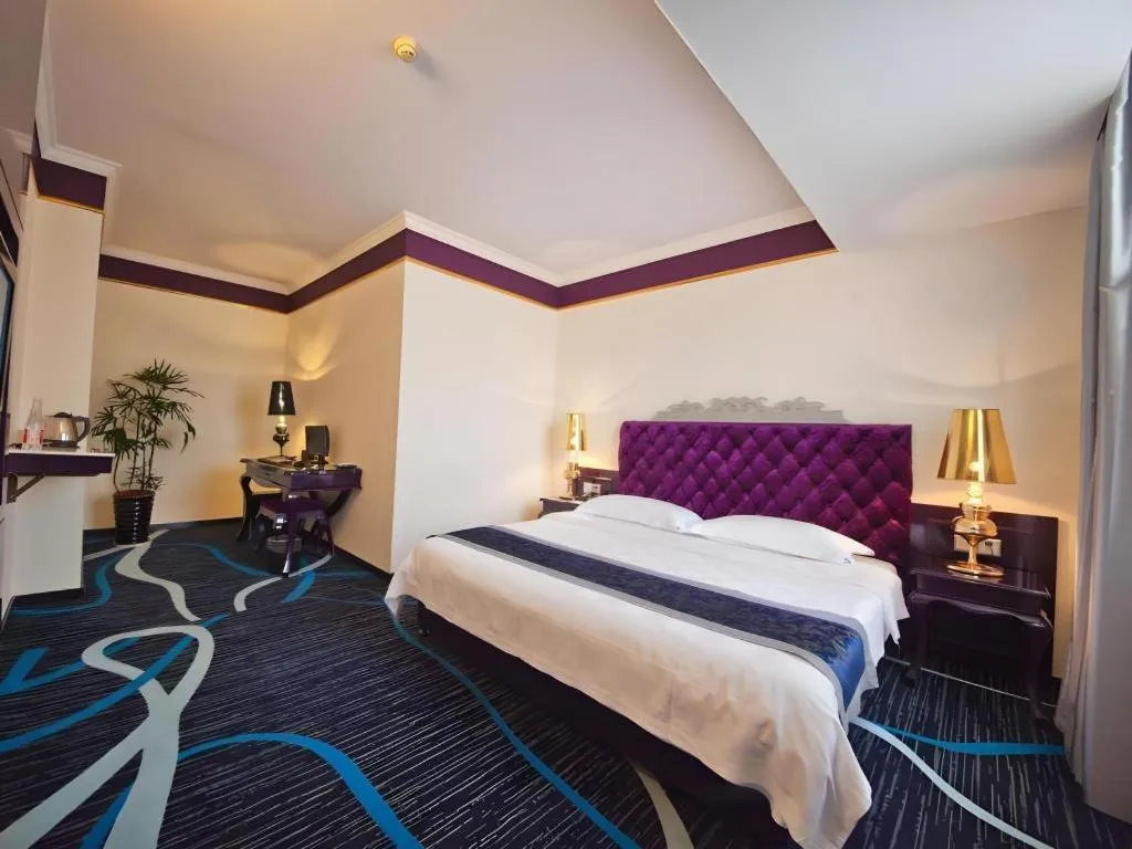 Bed in Guilin Sapphire hotel