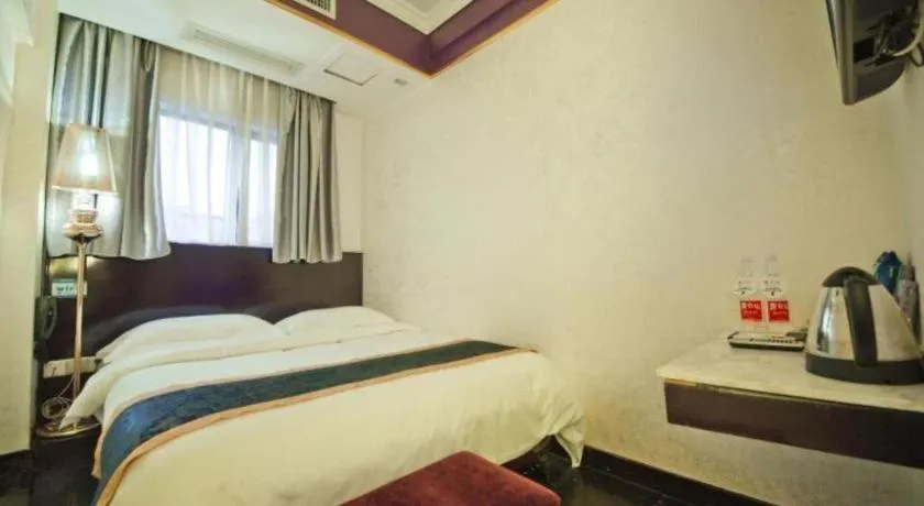 Bed in Guilin Sapphire hotel