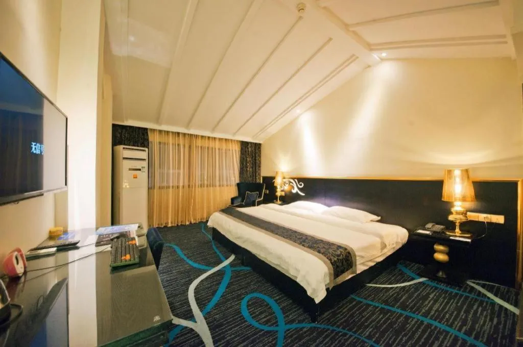 Bed in Guilin Sapphire hotel