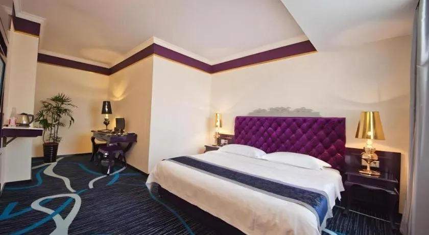 Bed in Guilin Sapphire hotel