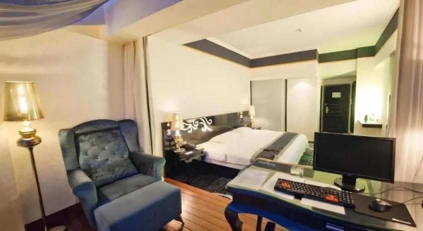 Bed in Guilin Sapphire hotel