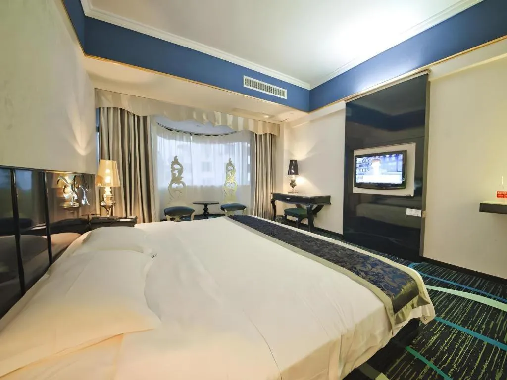Bed in Guilin Sapphire hotel