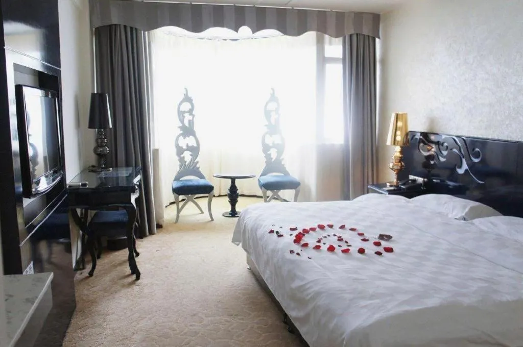 Bed in Guilin Sapphire hotel