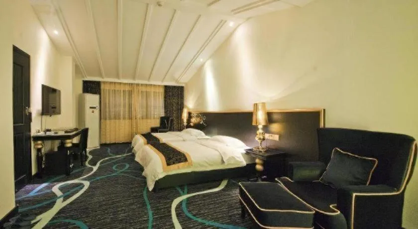 Bed in Guilin Sapphire hotel