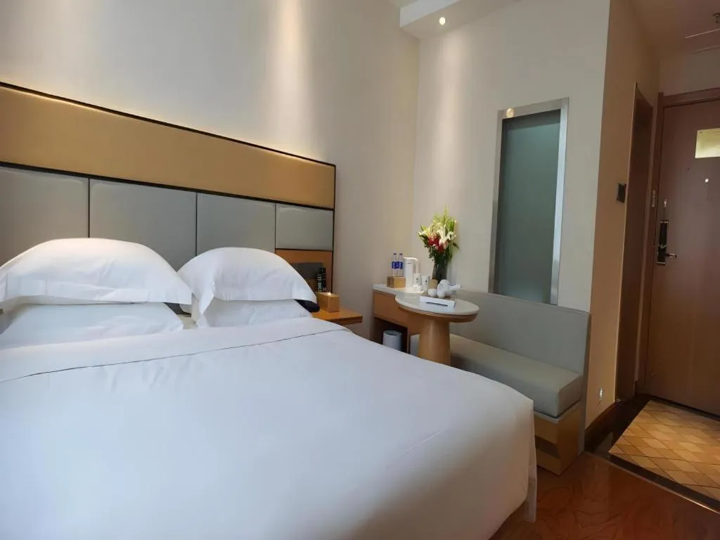 Bed in GreenTree Inn Geermu Walking Street Business Hotel
