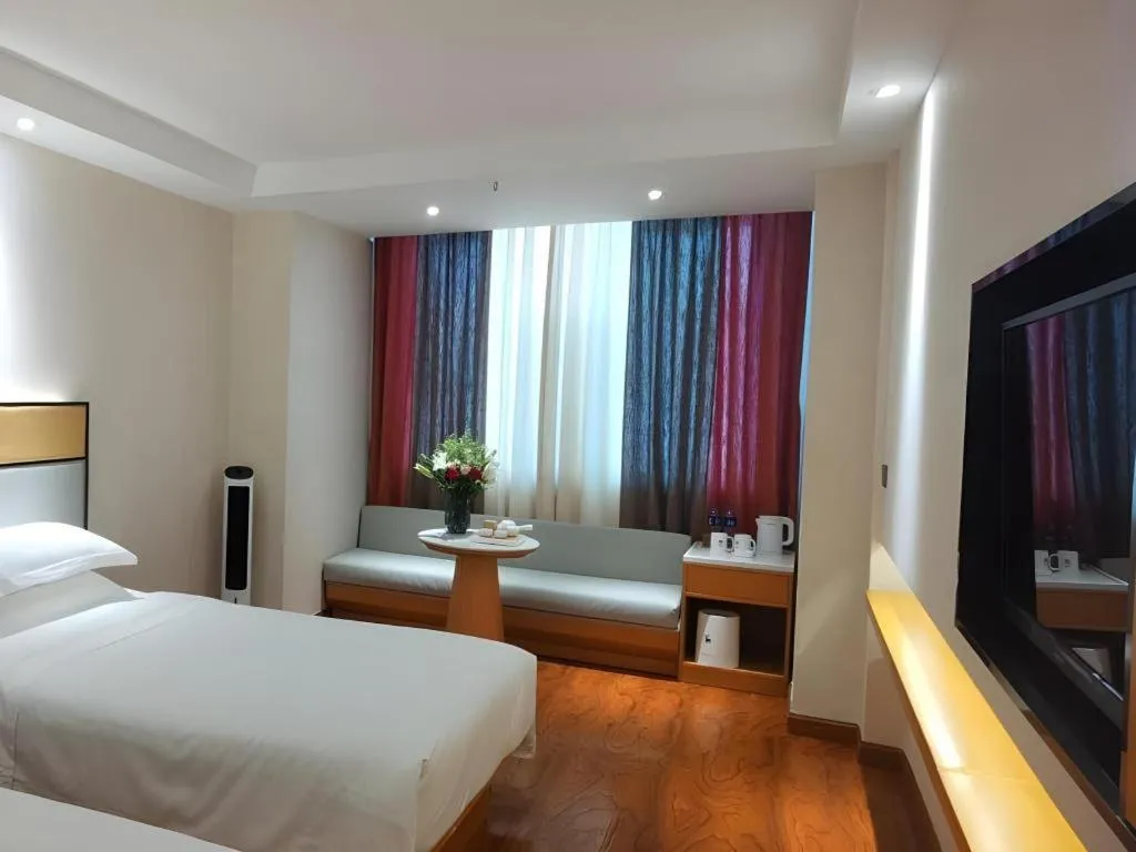 Bed in GreenTree Inn Geermu Walking Street Business Hotel