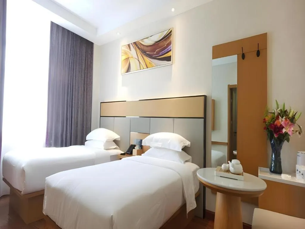 Bed in GreenTree Inn Geermu Walking Street Business Hotel