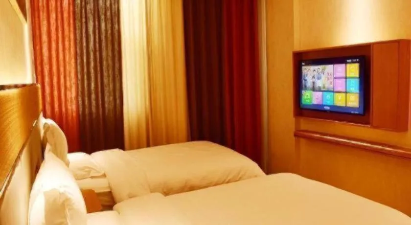 Bed in GreenTree Inn Geermu Walking Street Business Hotel