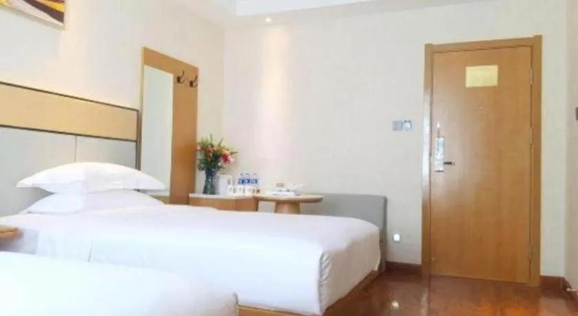 Bed in GreenTree Inn Geermu Walking Street Business Hotel