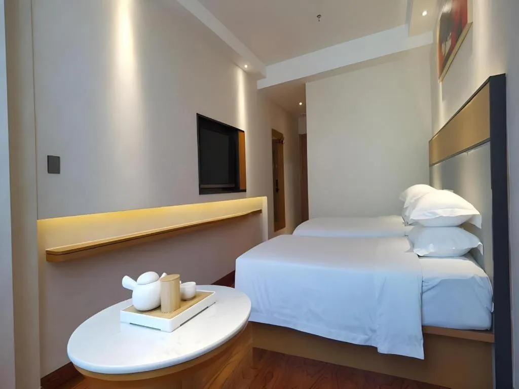Bed in GreenTree Inn Geermu Walking Street Business Hotel