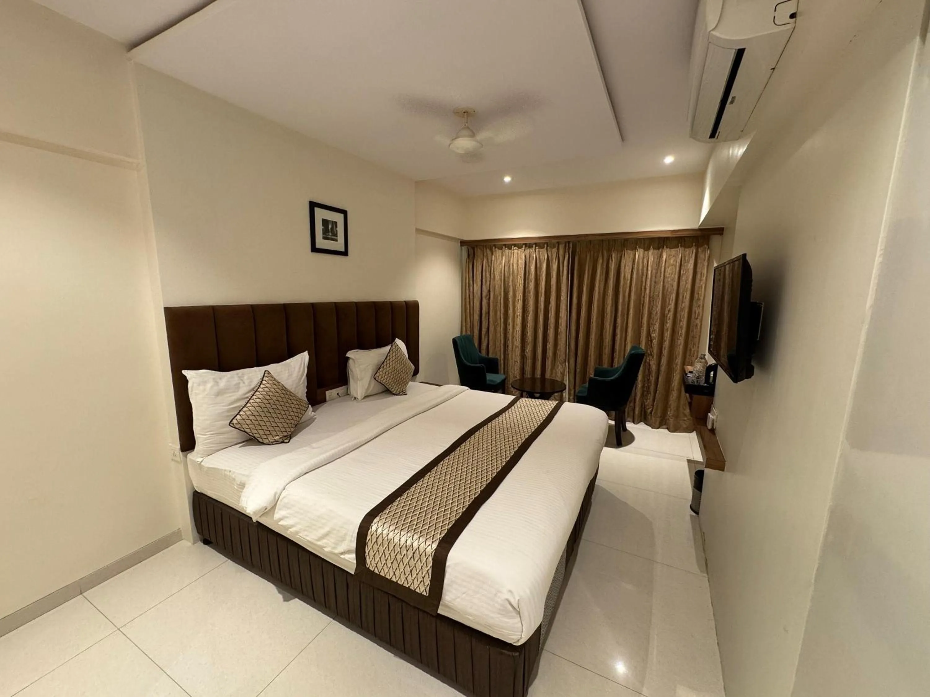 Bed in Hotel Pacific Residency