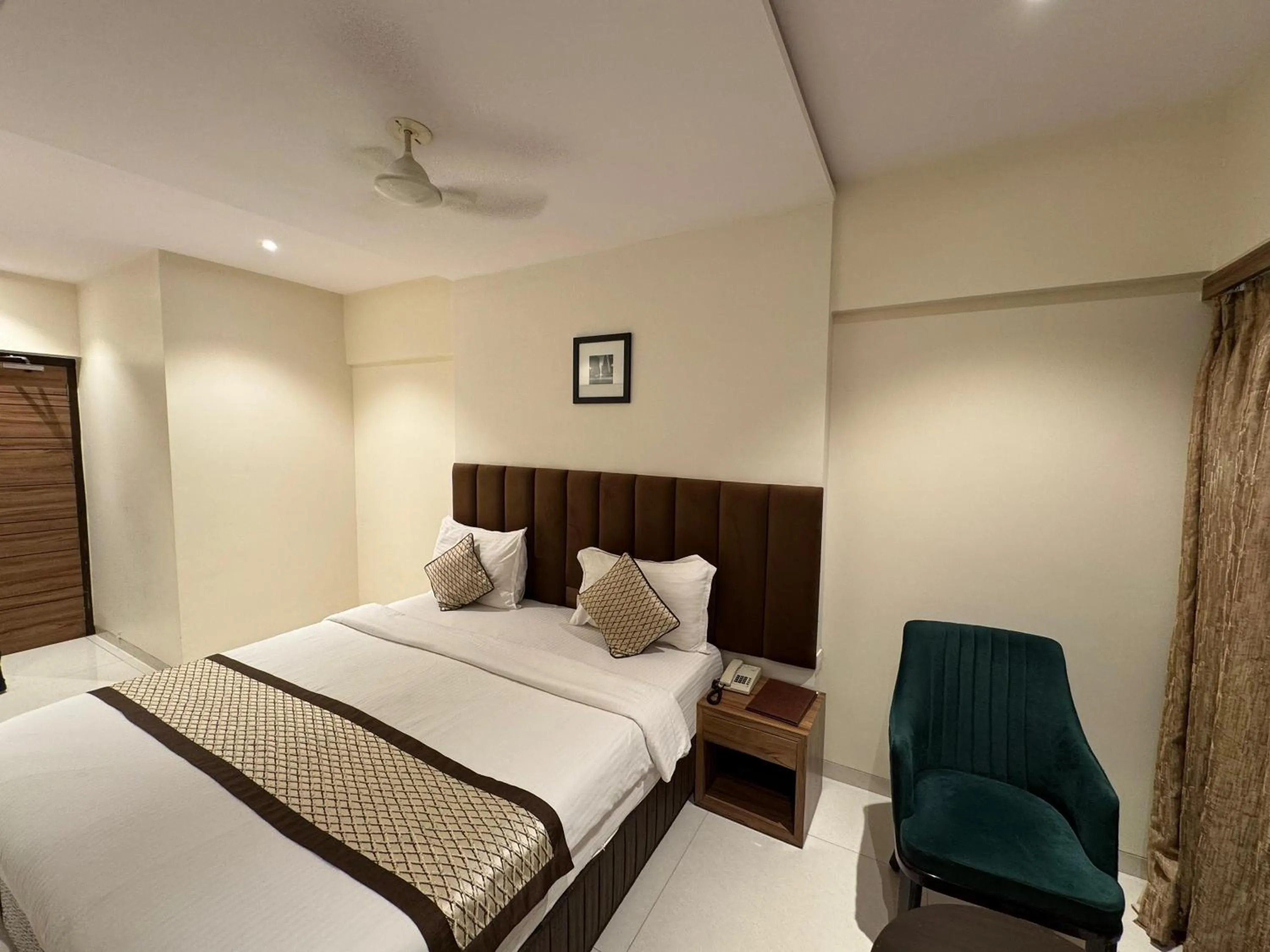 Bed in Hotel Pacific Residency