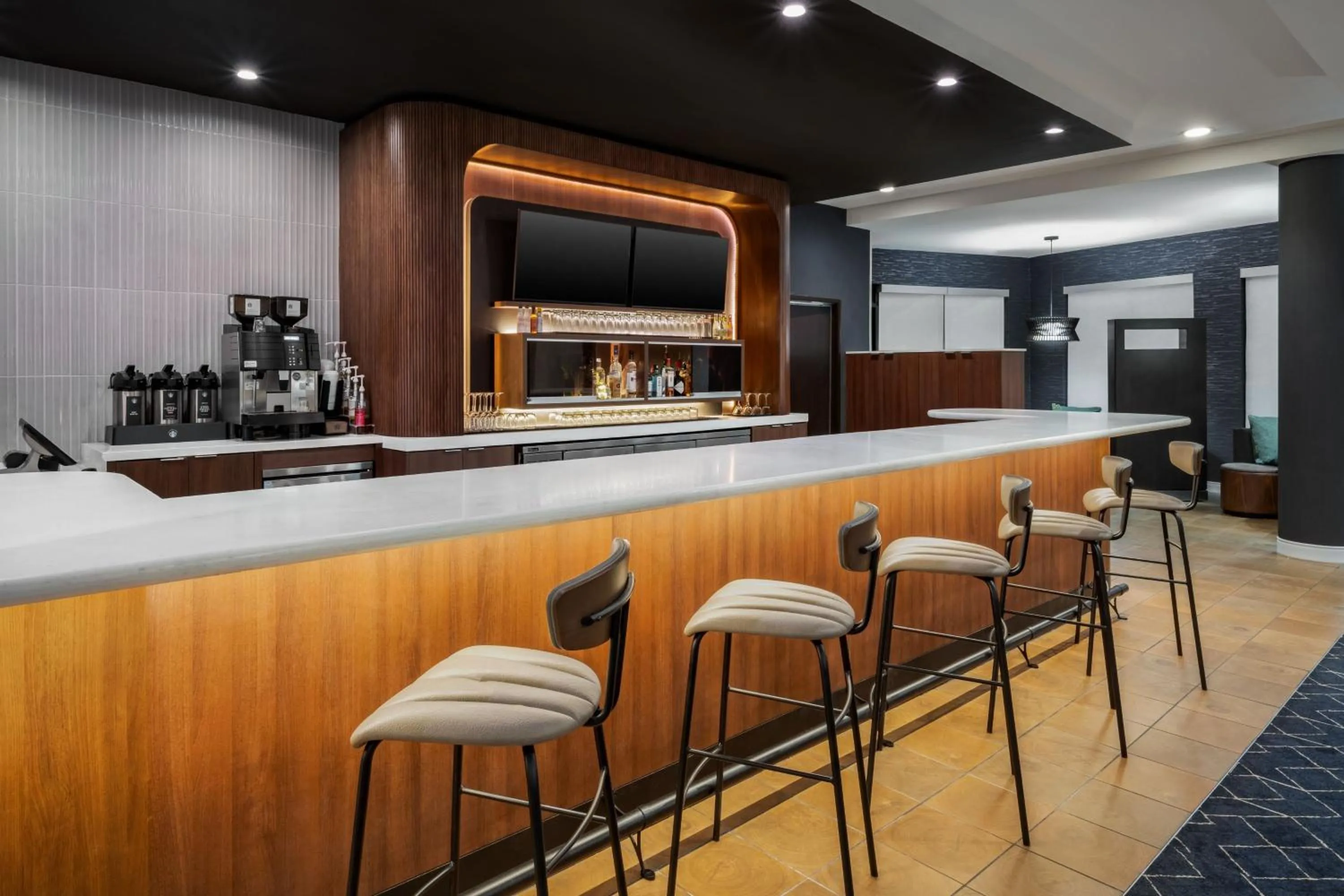 Lounge or bar in Courtyard by Marriott Auburn