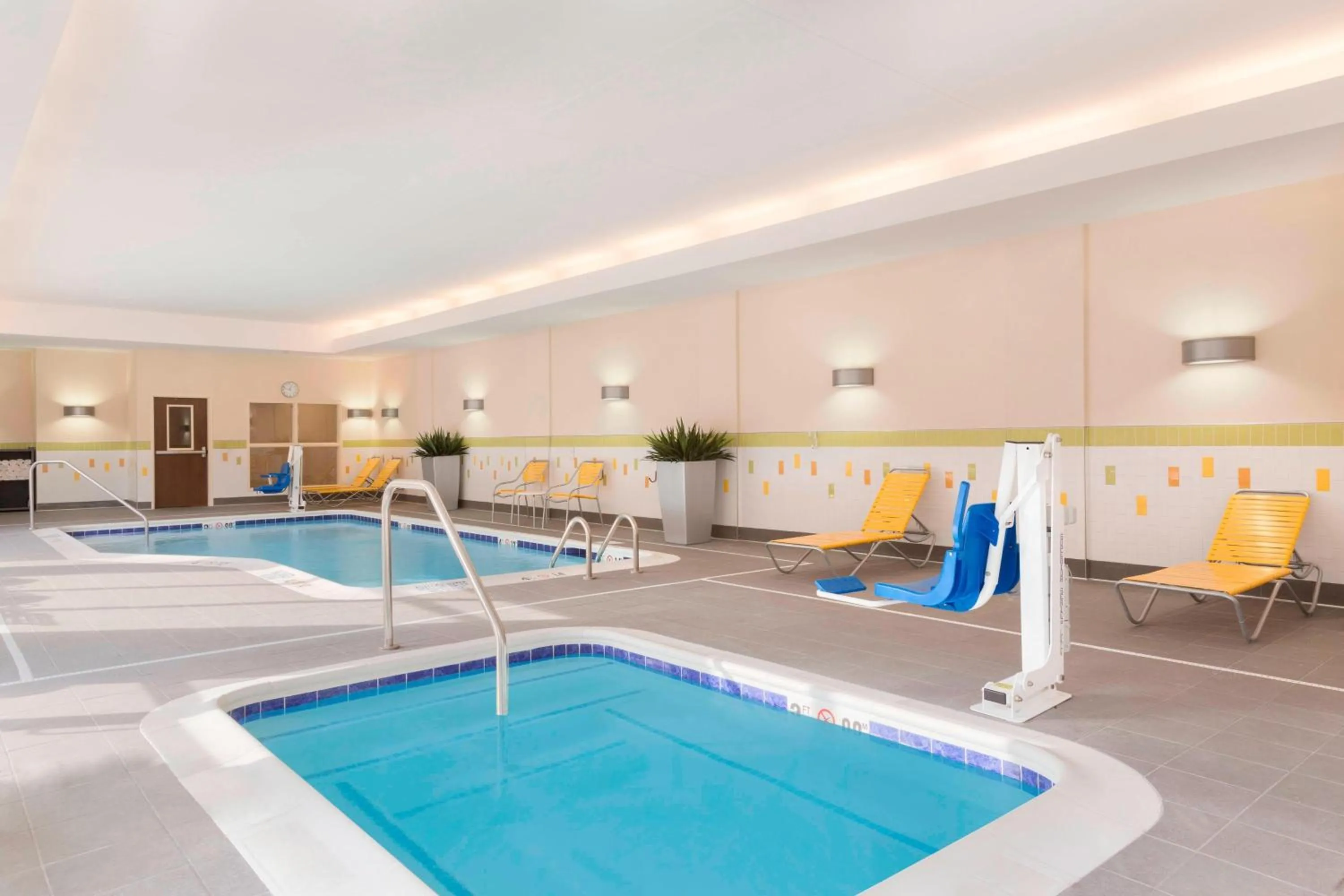 Swimming pool in Fairfield Inn & Suites by Marriott Pittsburgh Airport/Robinson Township