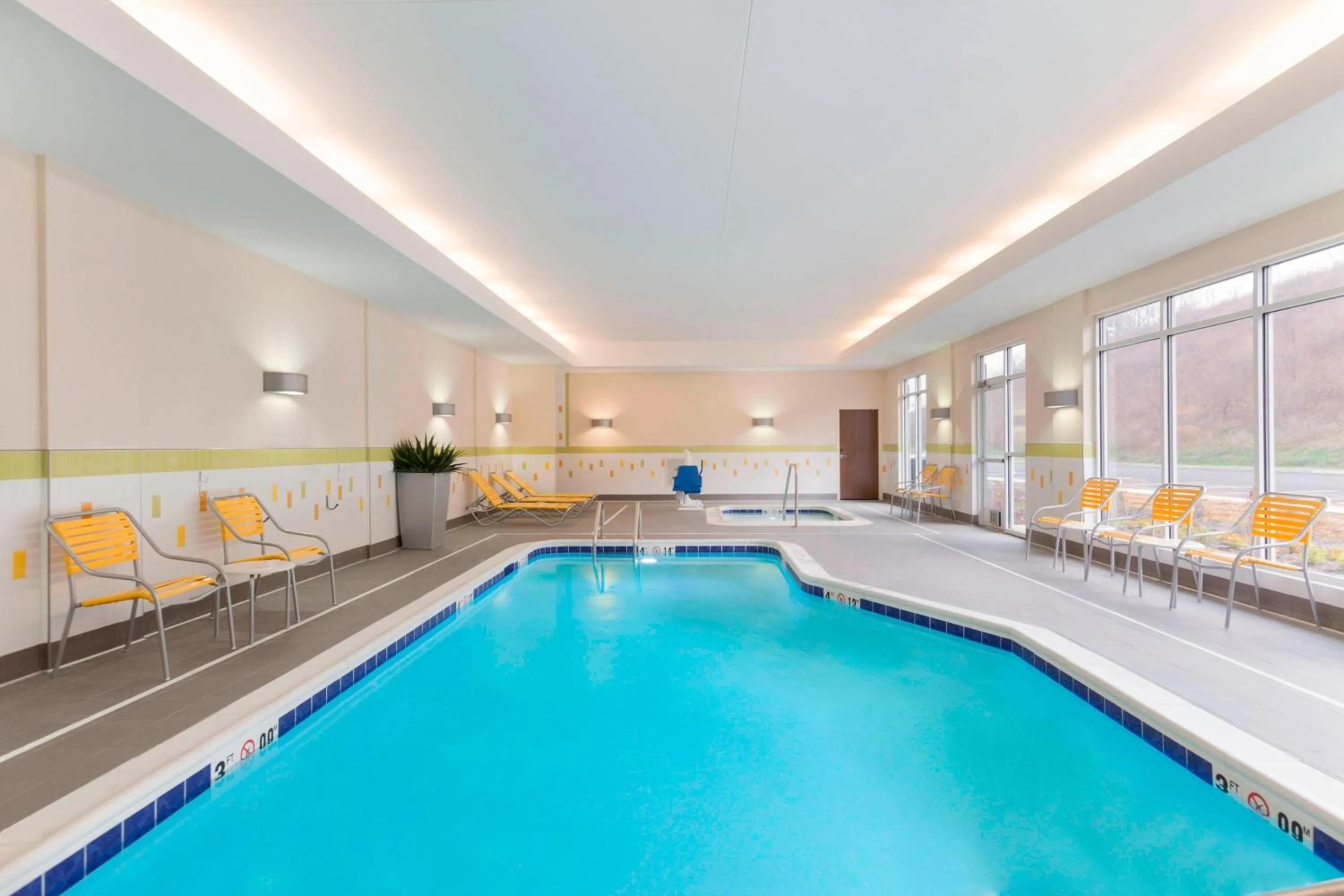 Swimming pool in Fairfield Inn & Suites by Marriott Pittsburgh Airport/Robinson Township