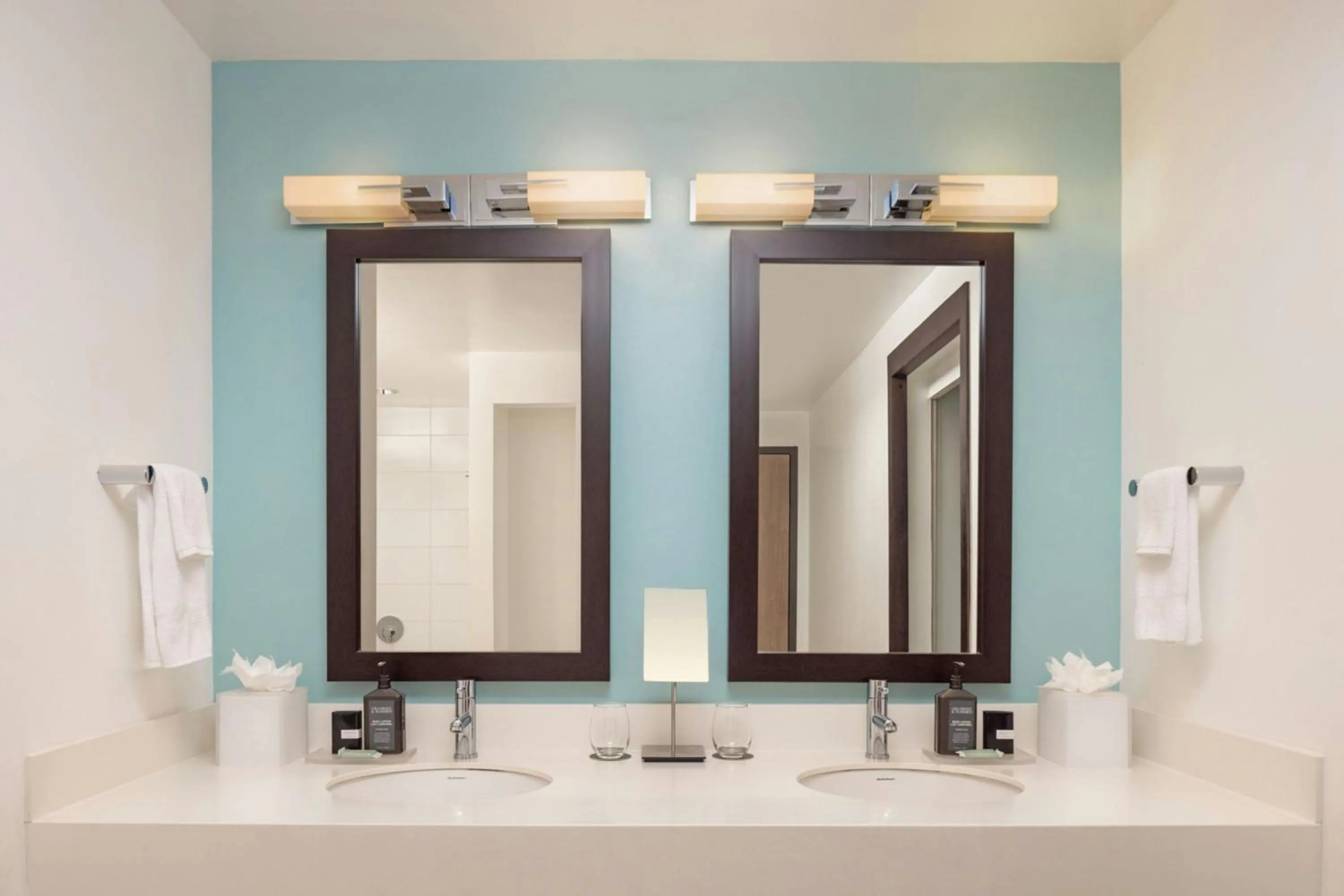 Bathroom in Courtyard by Marriott Kingston, Jamaica