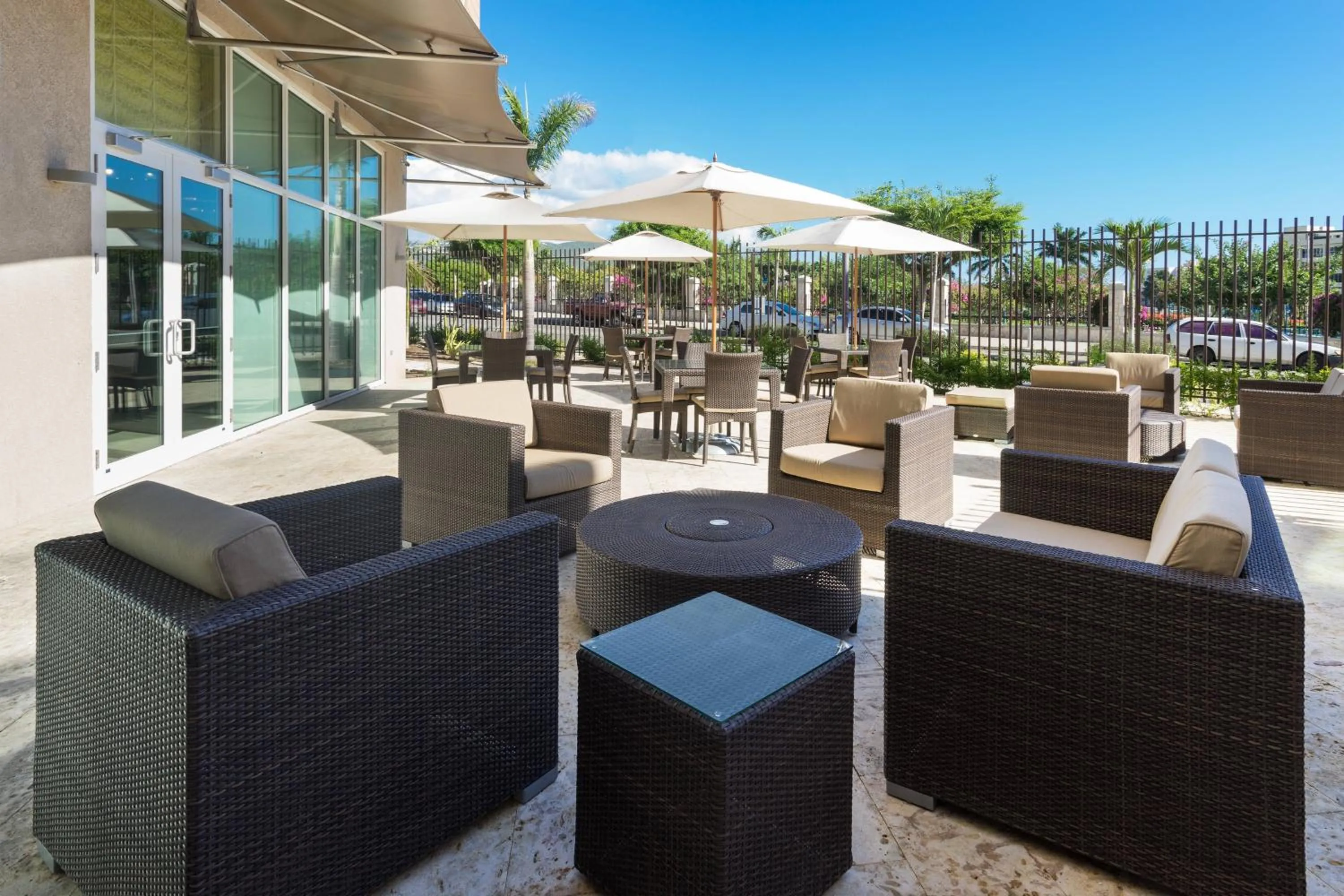 Lounge or bar in Courtyard by Marriott Kingston, Jamaica
