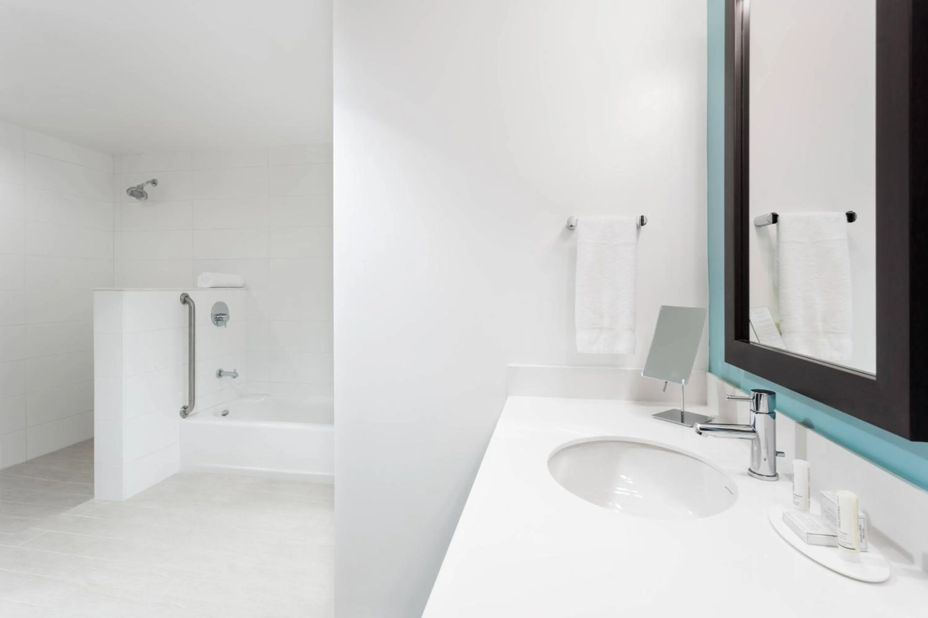 Bathroom in Courtyard by Marriott Kingston, Jamaica