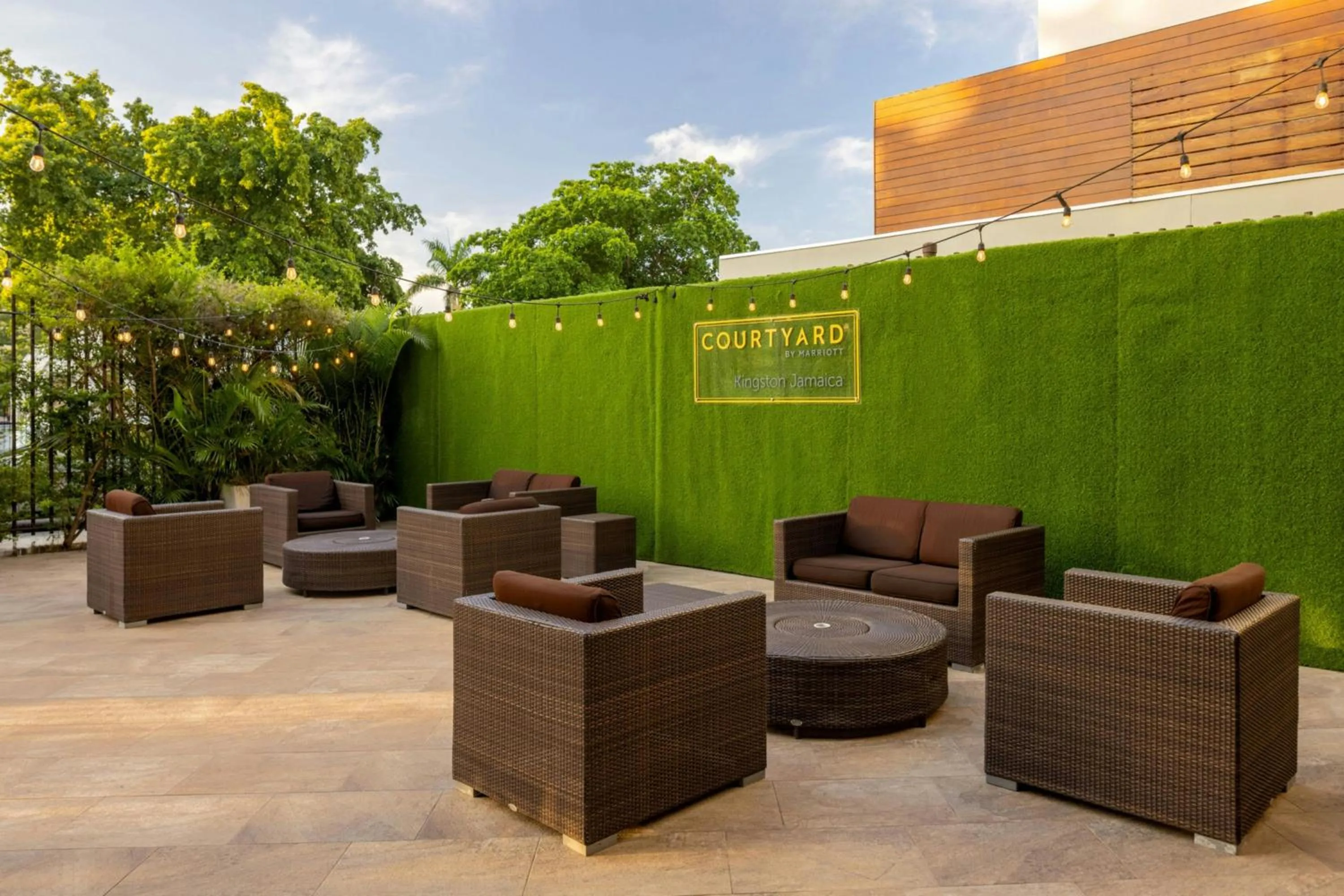 Lounge or bar in Courtyard by Marriott Kingston, Jamaica