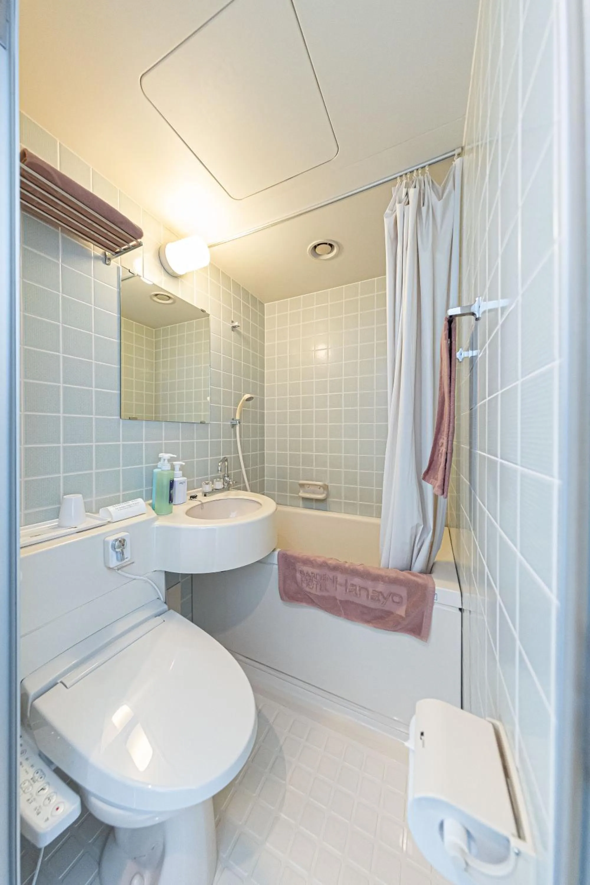 Shower in GARDEN HOTEL Hanayo