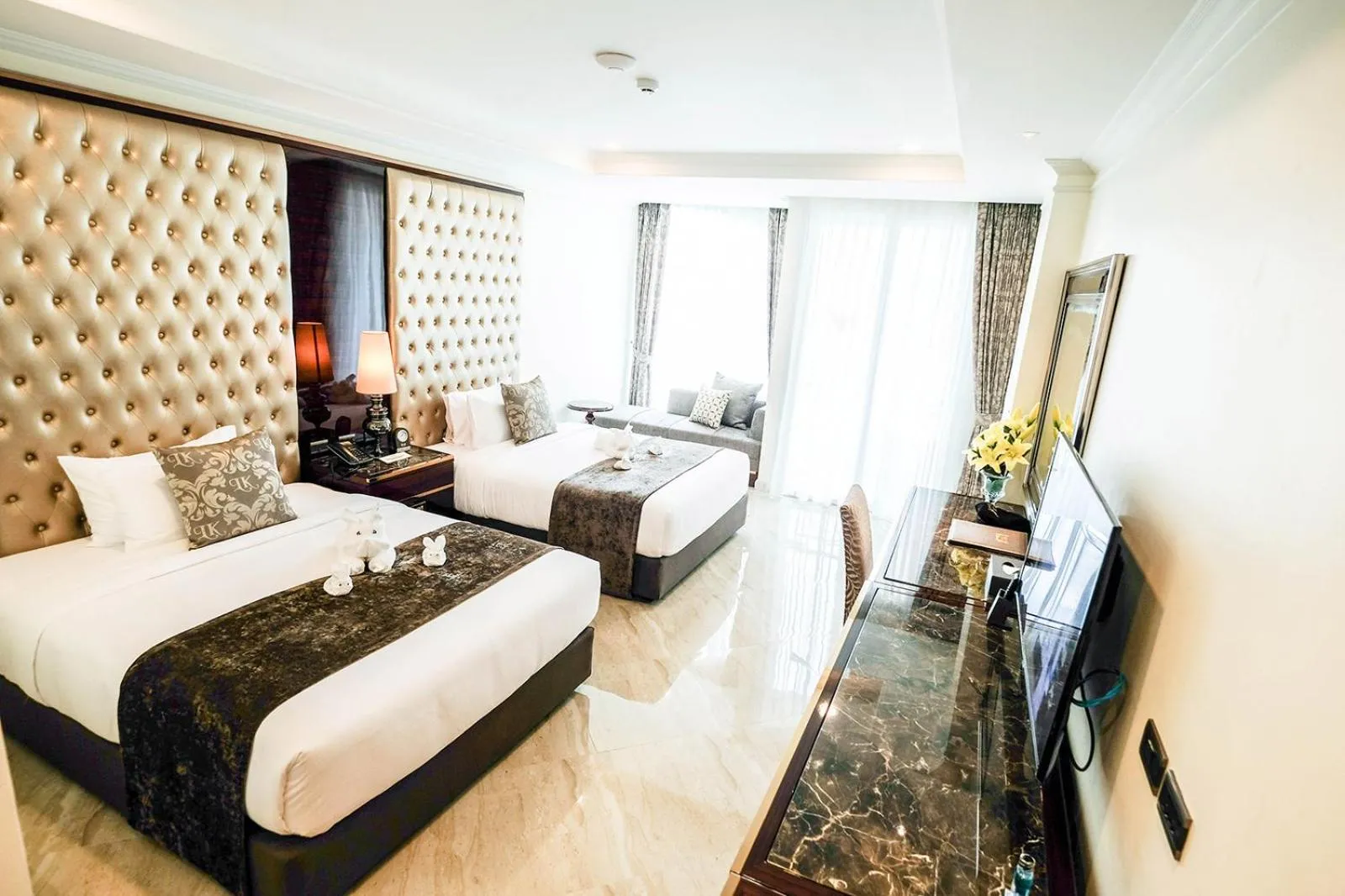 Communal lounge/ TV room, Bed in LK Grand Empire