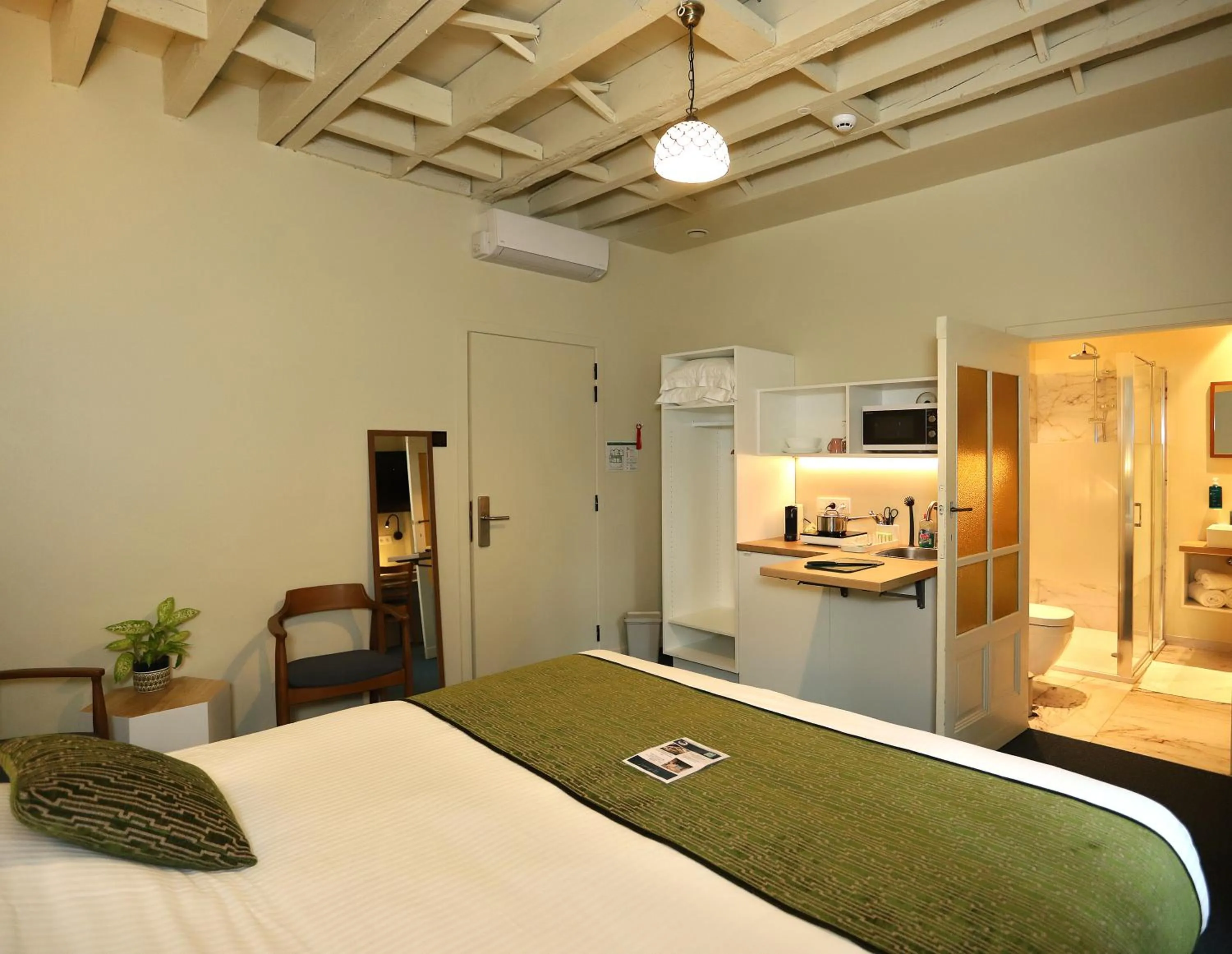 Kitchen or kitchenette, Bed in Aparthotel Acacia