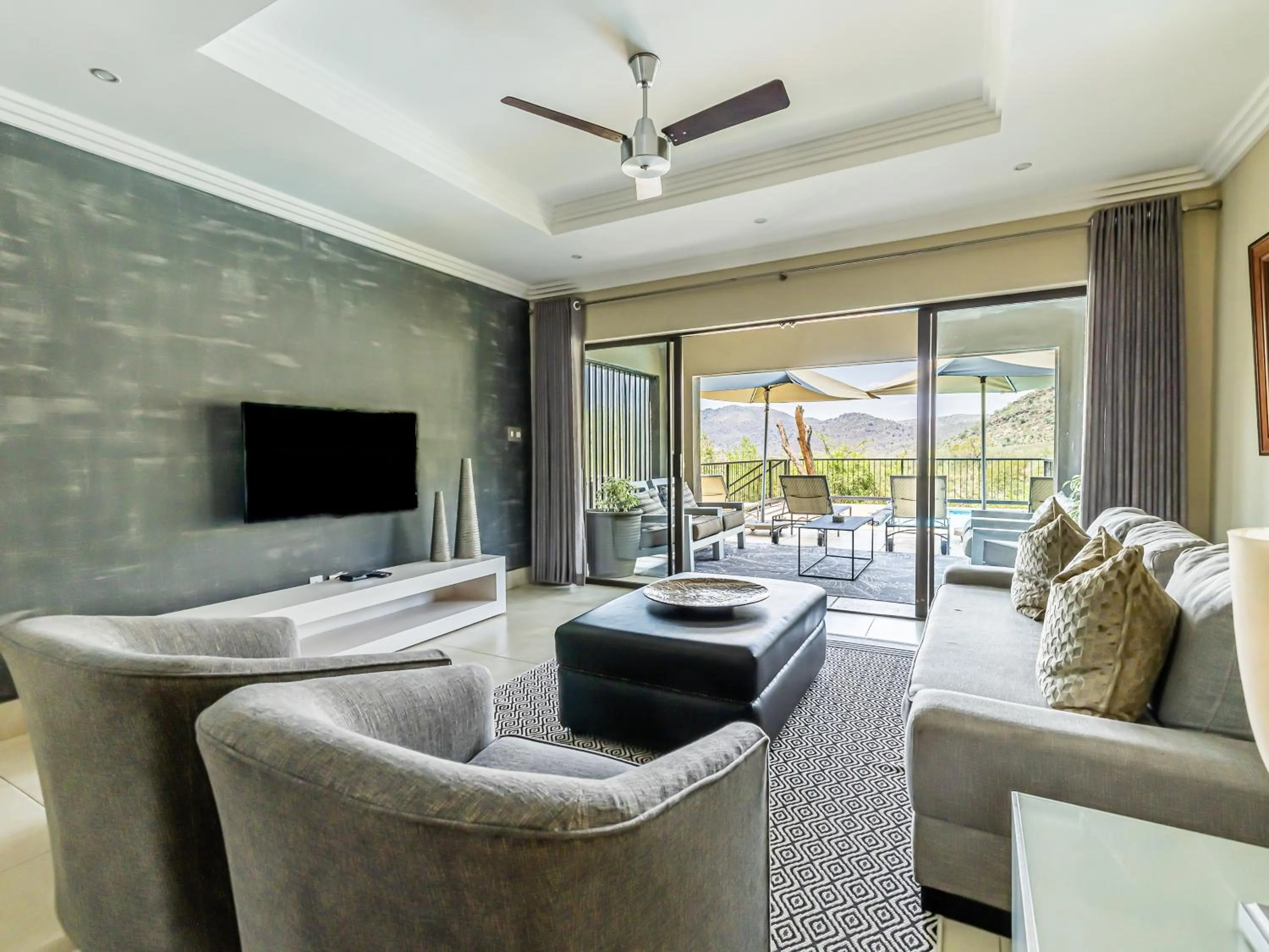 Communal lounge/ TV room in Shepherds Tree Game Reserve