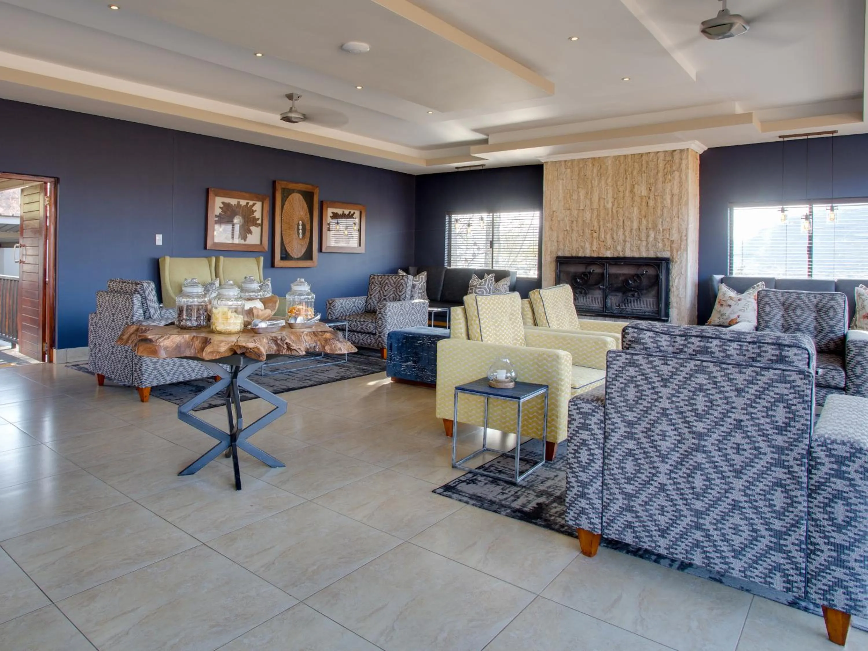 Living room in Shepherds Tree Game Reserve