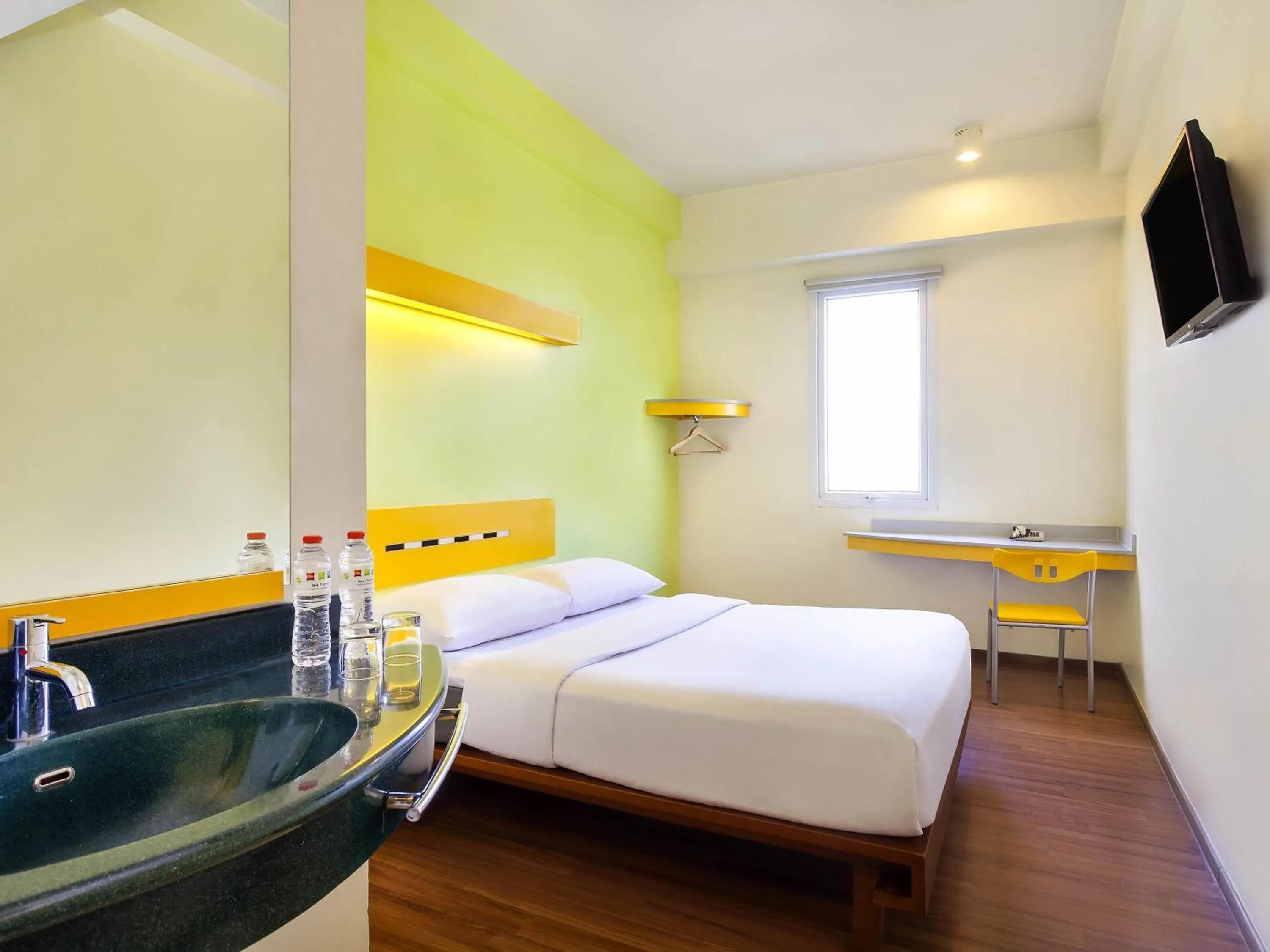 Bedroom, Bed in Ibis Budget Jakarta Cikini