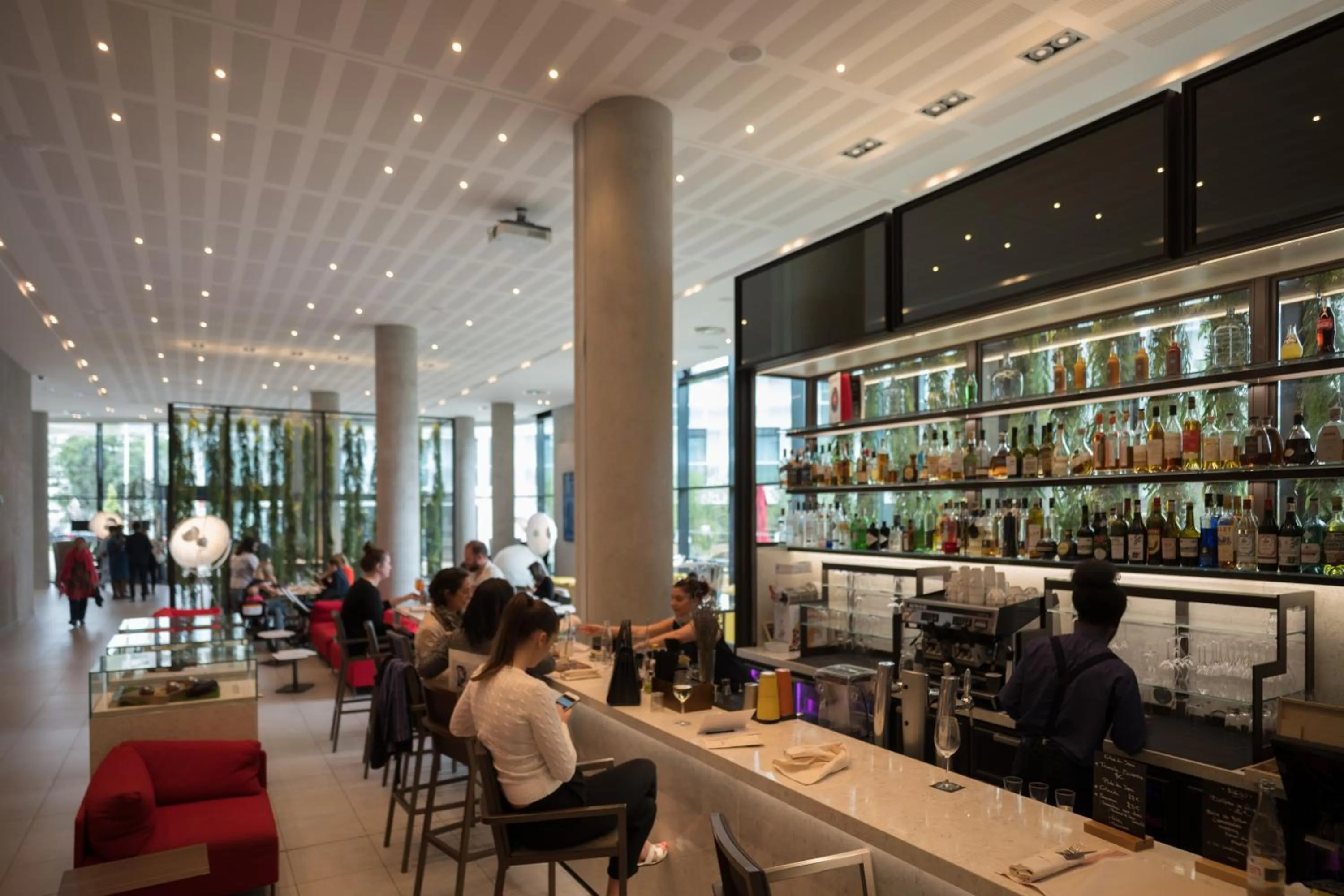 Lounge or bar in Pullman Paris Roissy Cdg Airport