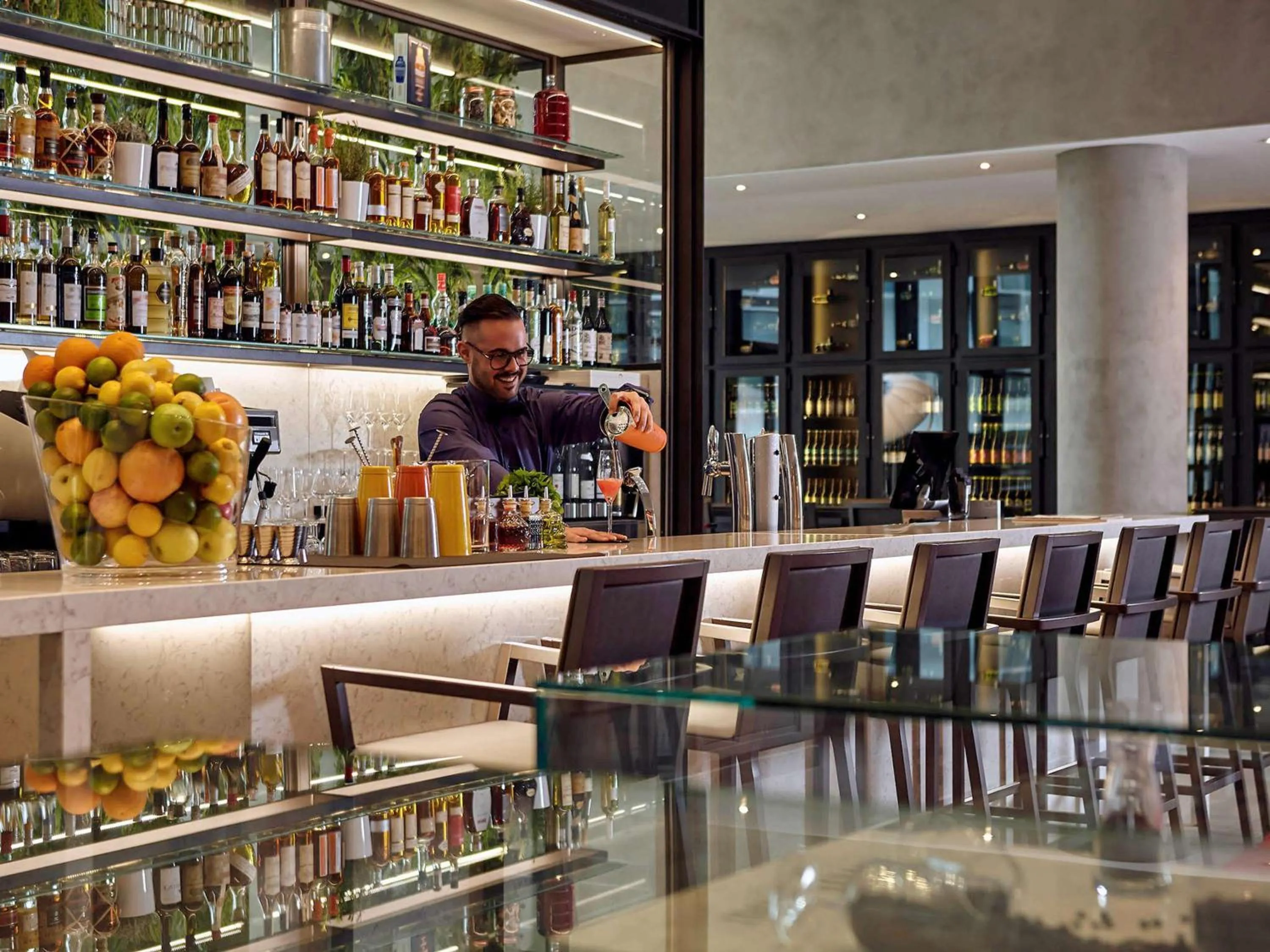 Lounge or bar in Pullman Paris Roissy Cdg Airport