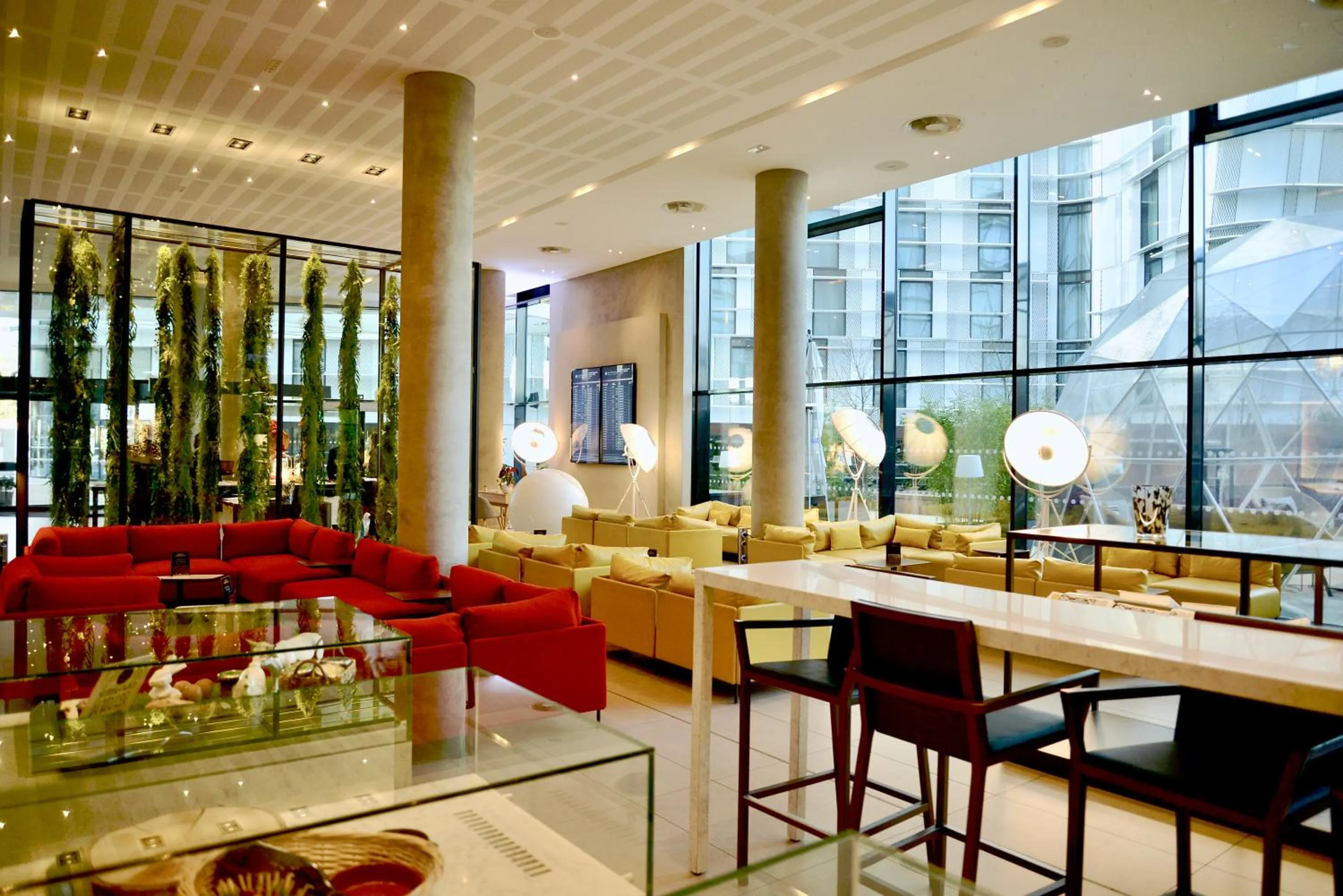 Lounge or bar in Pullman Paris Roissy Cdg Airport