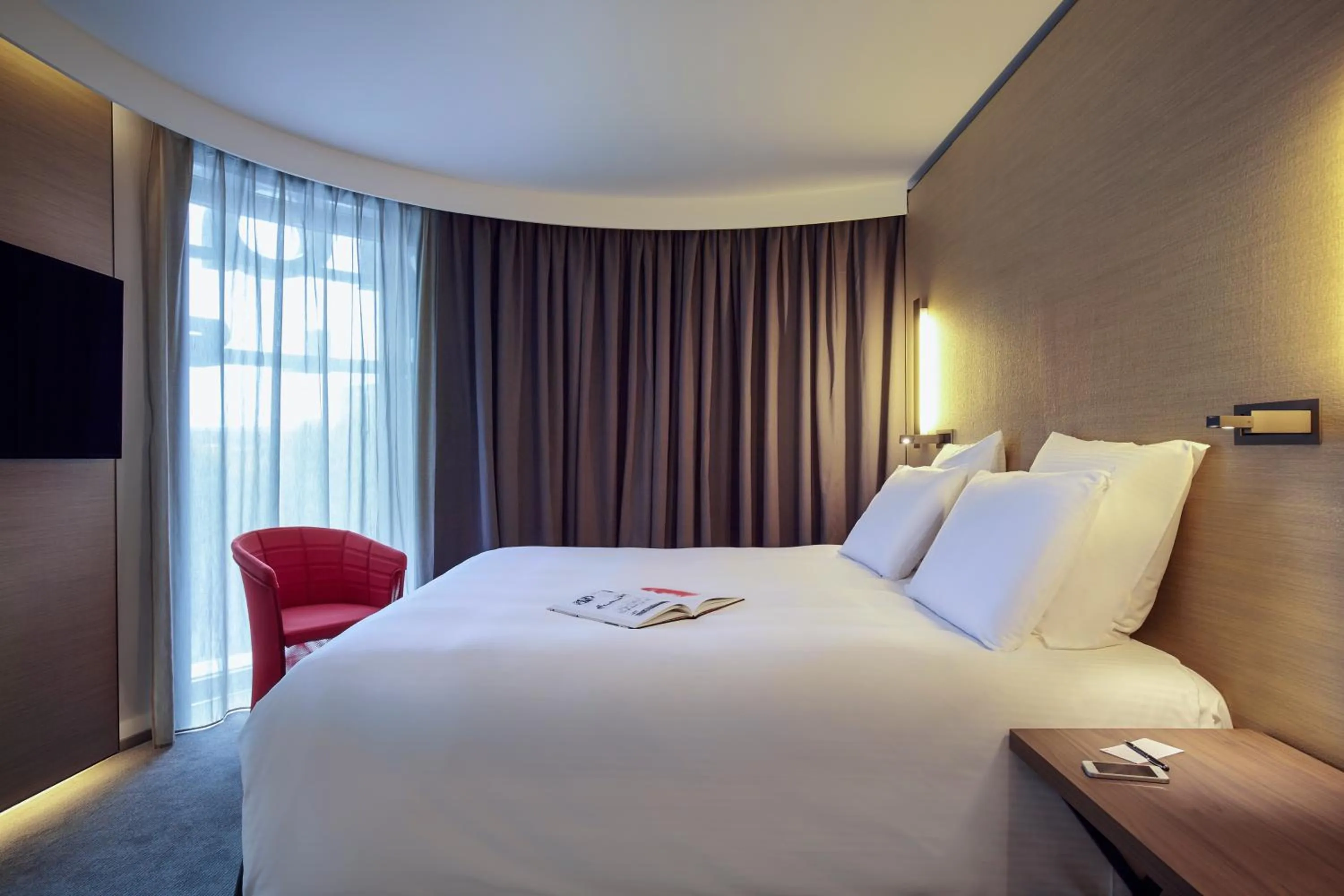 Bedroom, Bed in Pullman Paris Roissy Cdg Airport