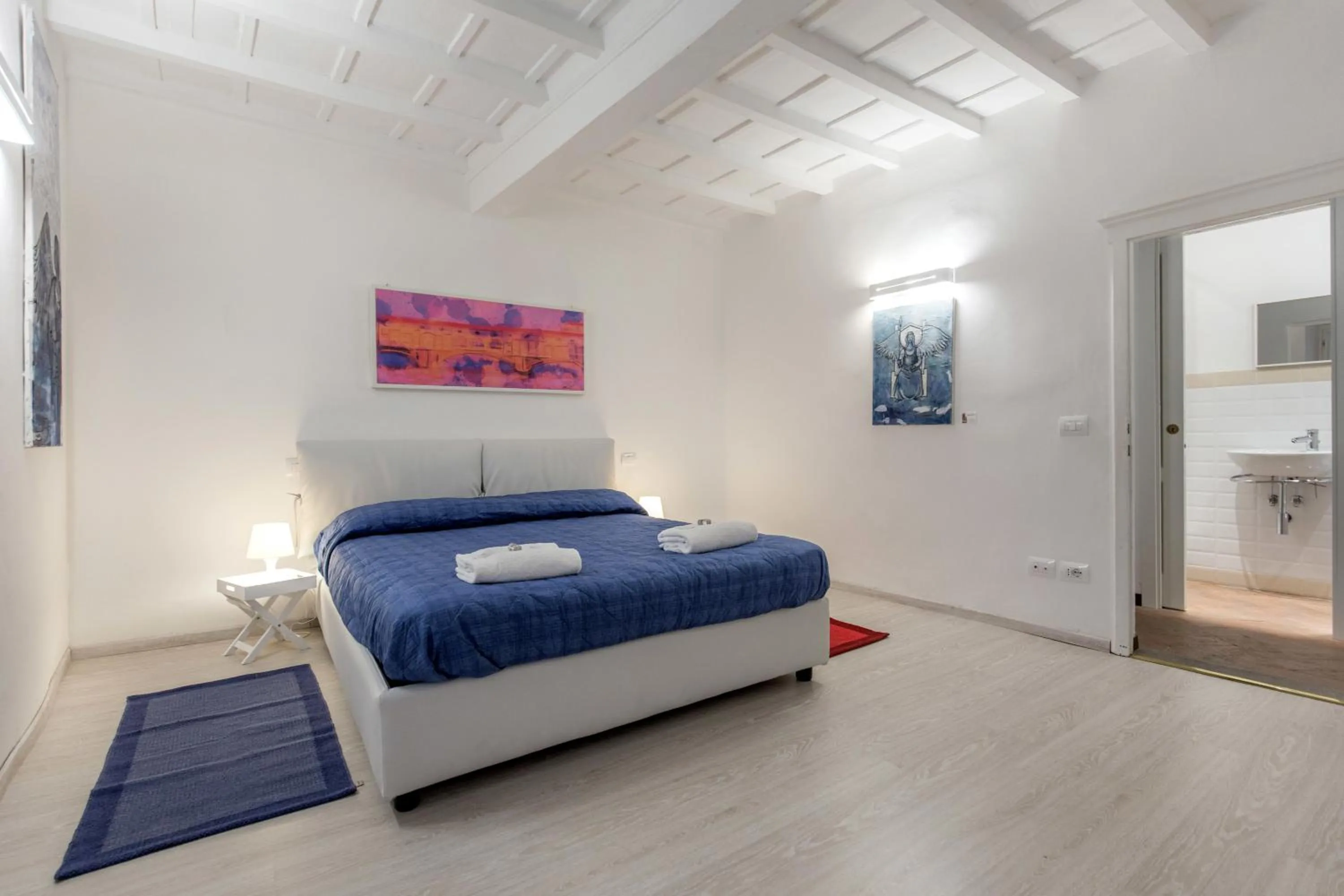 Photo of the whole room, Bed in Friends Of Florence