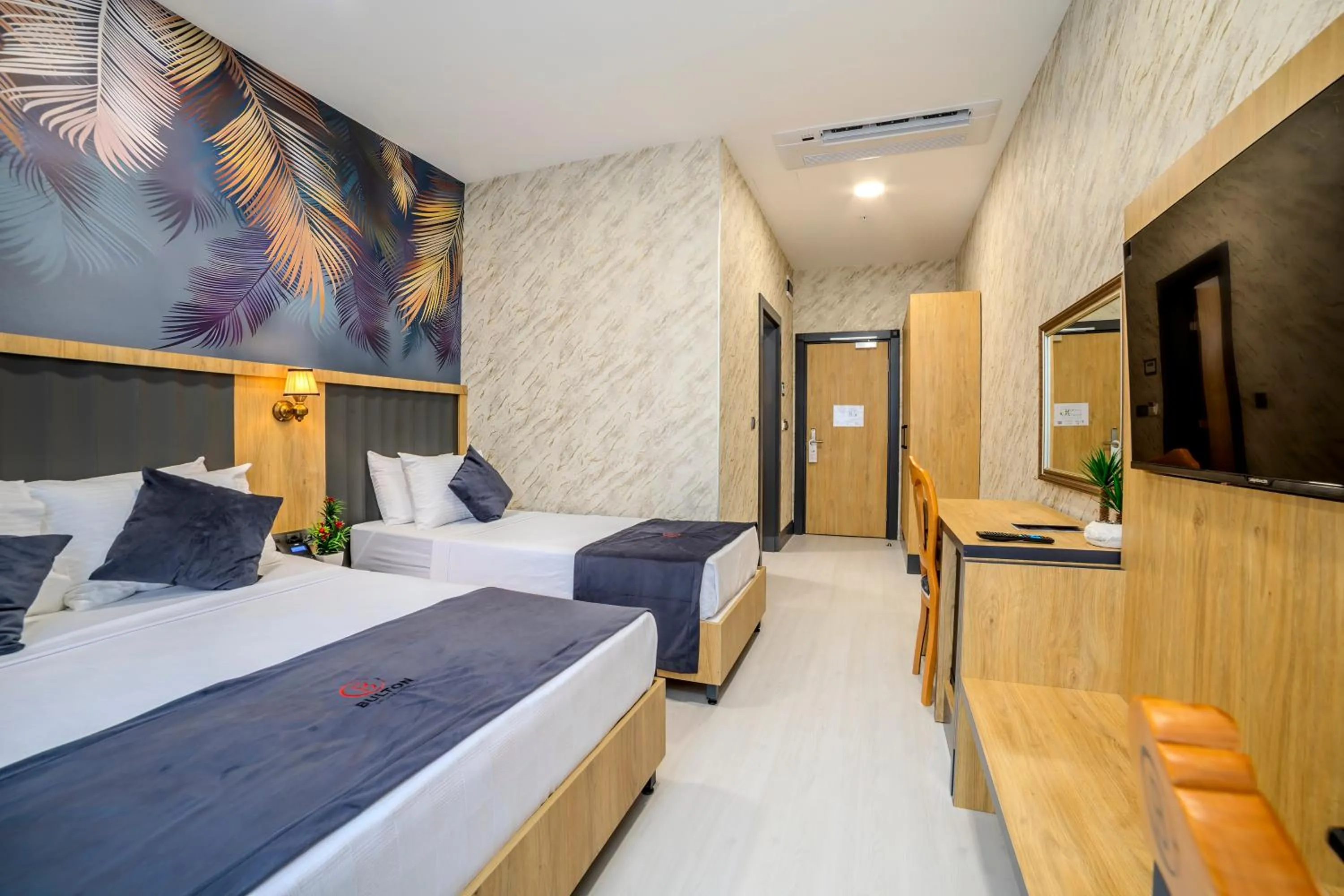 Communal lounge/ TV room, Bed in Bulton Hotel Airport