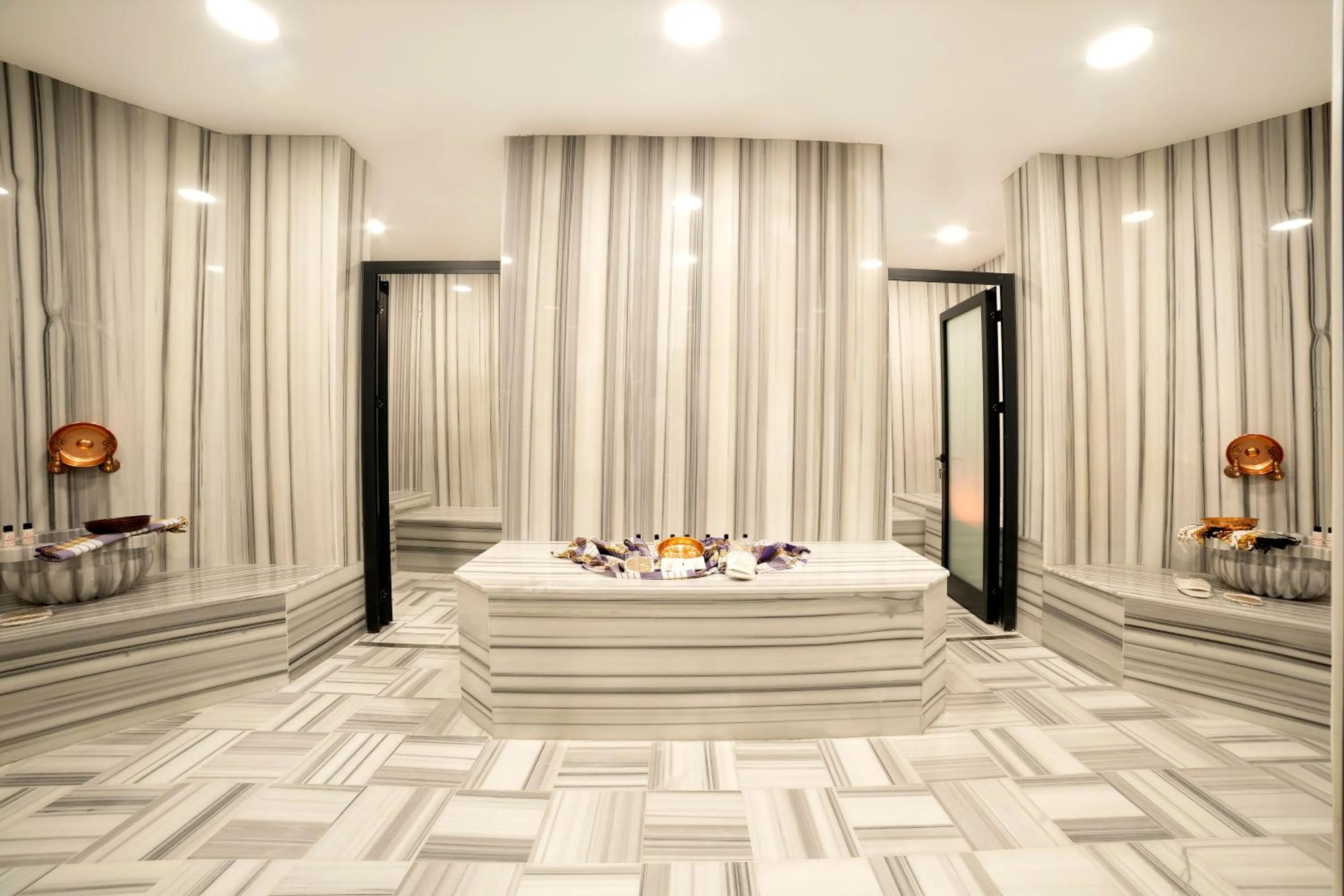 Public Bath, Bed in Bulton Hotel Airport