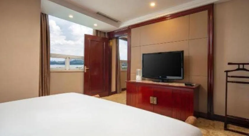 Bed in Chutian Guangdong International Hotel