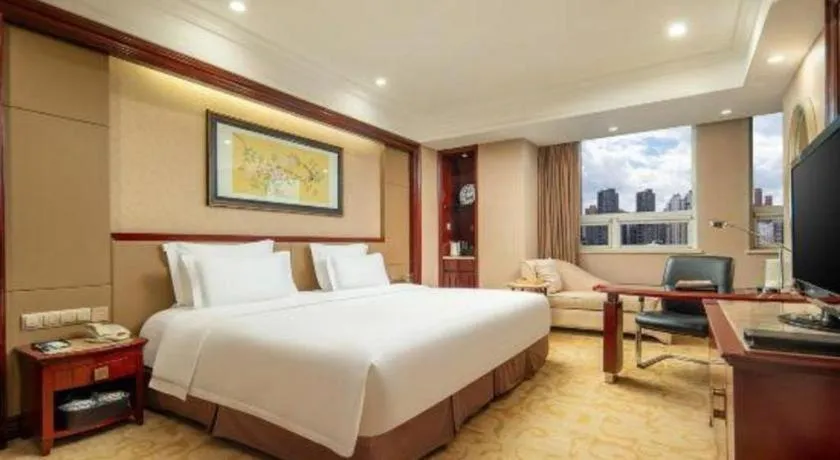 Bed in Chutian Guangdong International Hotel