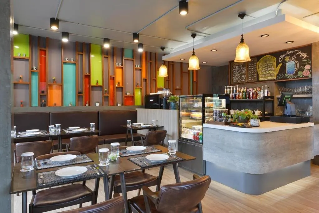 Amphawa Riverfront Hotel