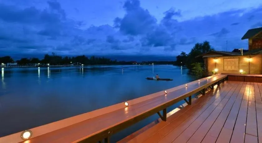 Amphawa Riverfront Hotel