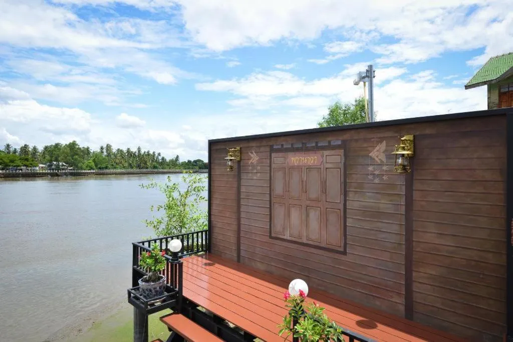 Amphawa Riverfront Hotel