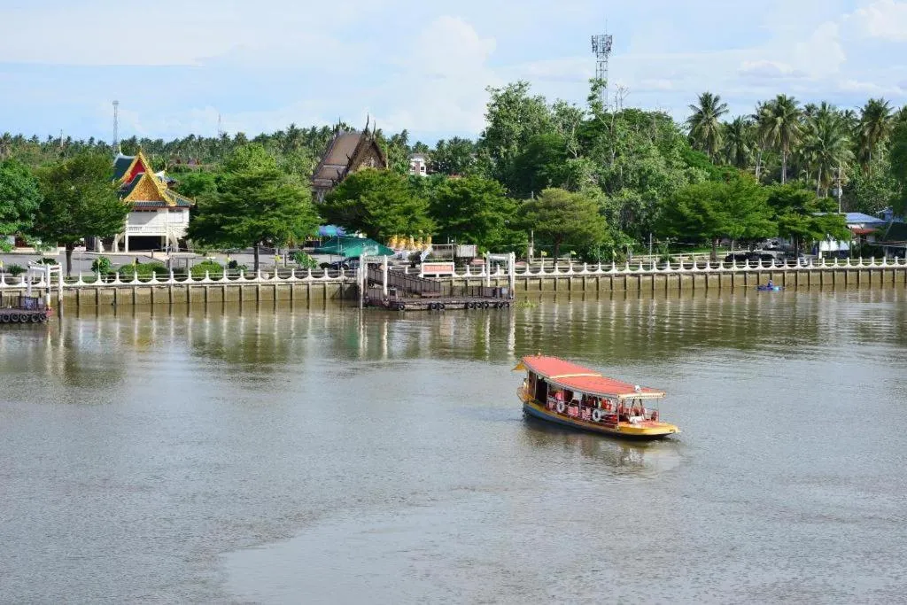 Amphawa Riverfront Hotel