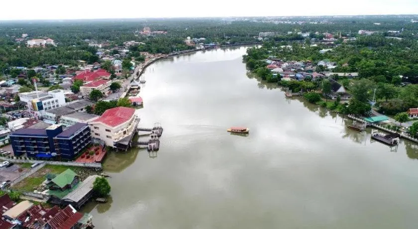 Amphawa Riverfront Hotel